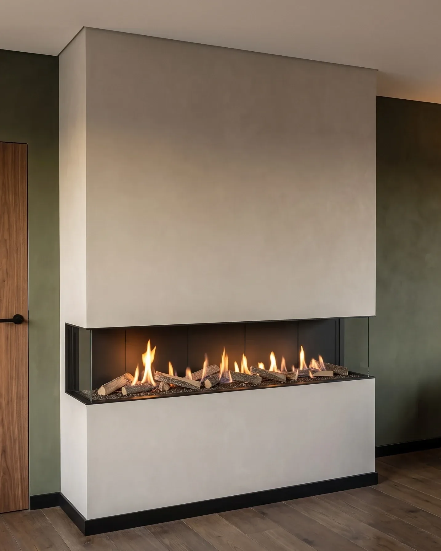 Chimenea de gas Fuegolo FGP Panorama alargada en un salón, con llamas entre troncos cerámicos